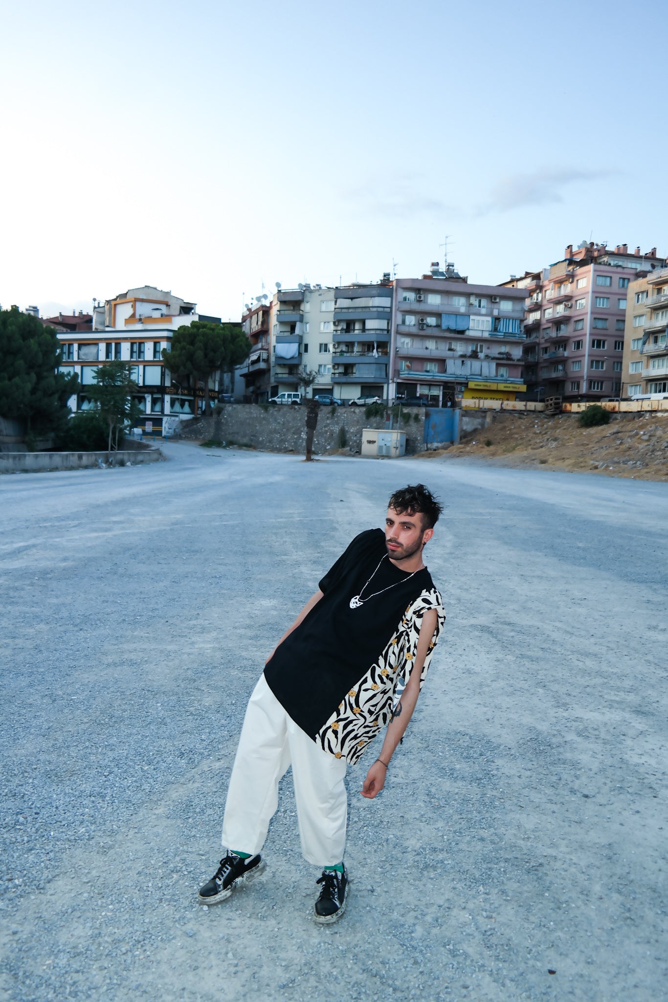 Bir kolu bağlamalı bandana detaylı tasarım t-shirt