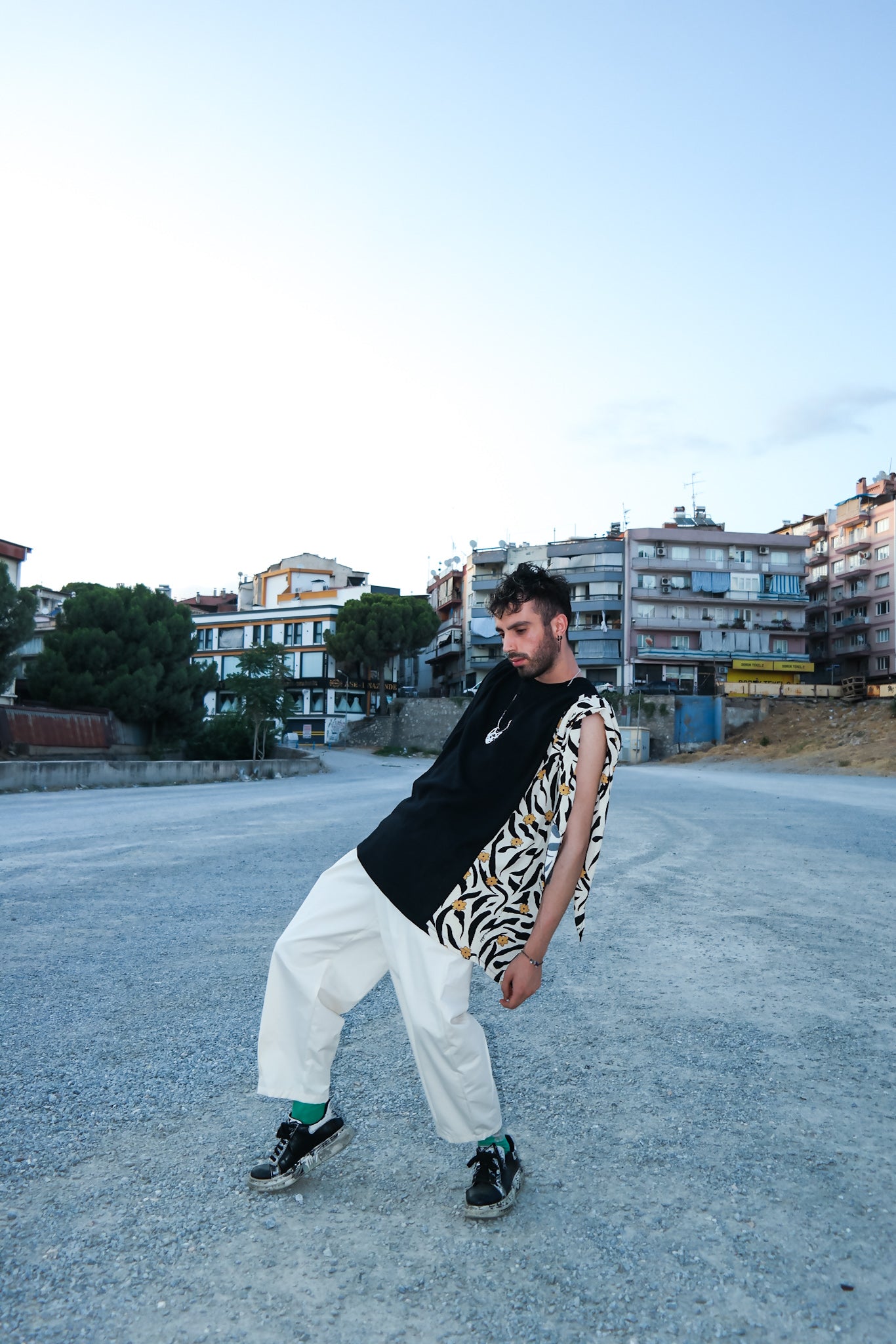 Bir kolu bağlamalı bandana detaylı tasarım t-shirt