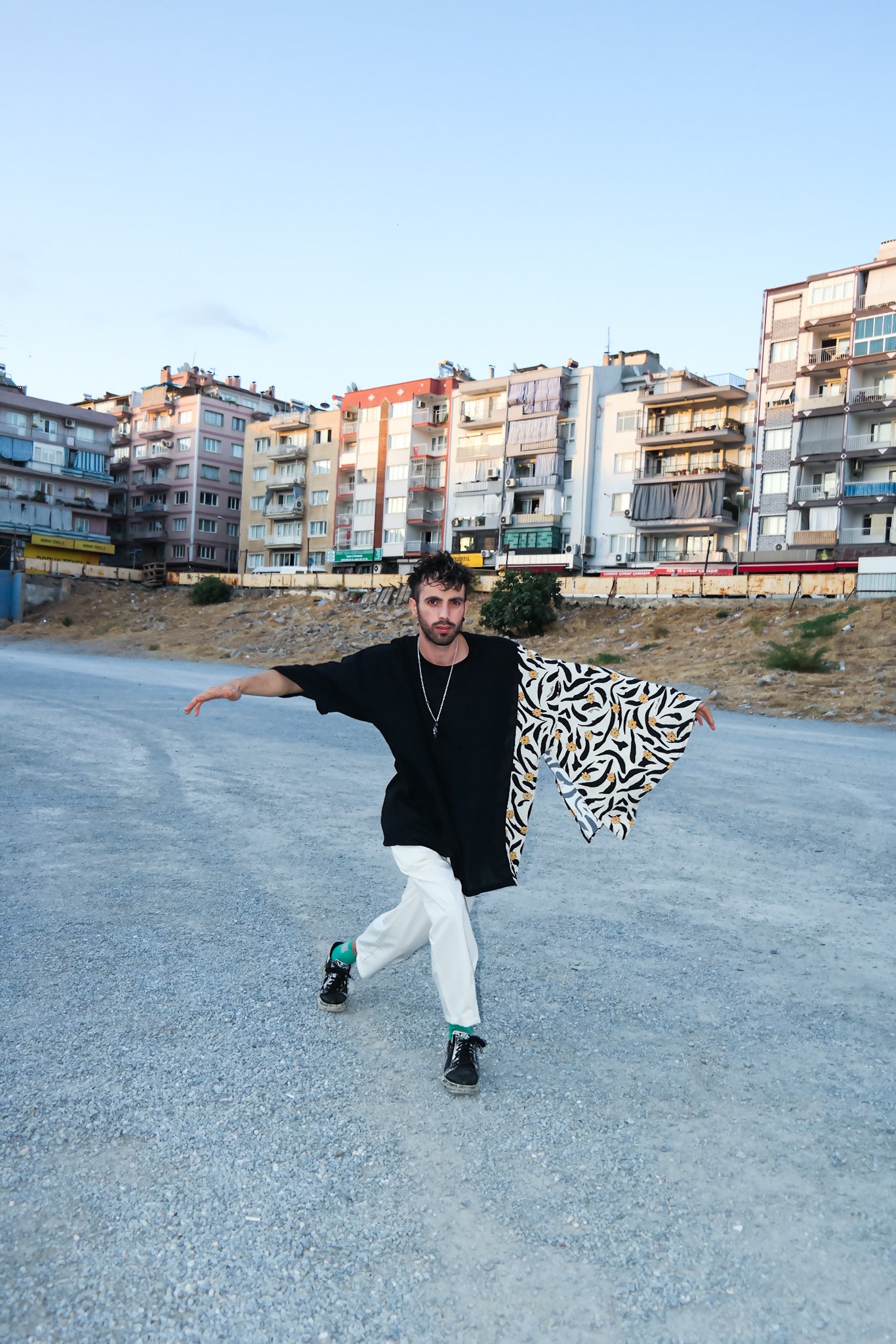 Bir kolu bağlamalı bandana detaylı tasarım t-shirt