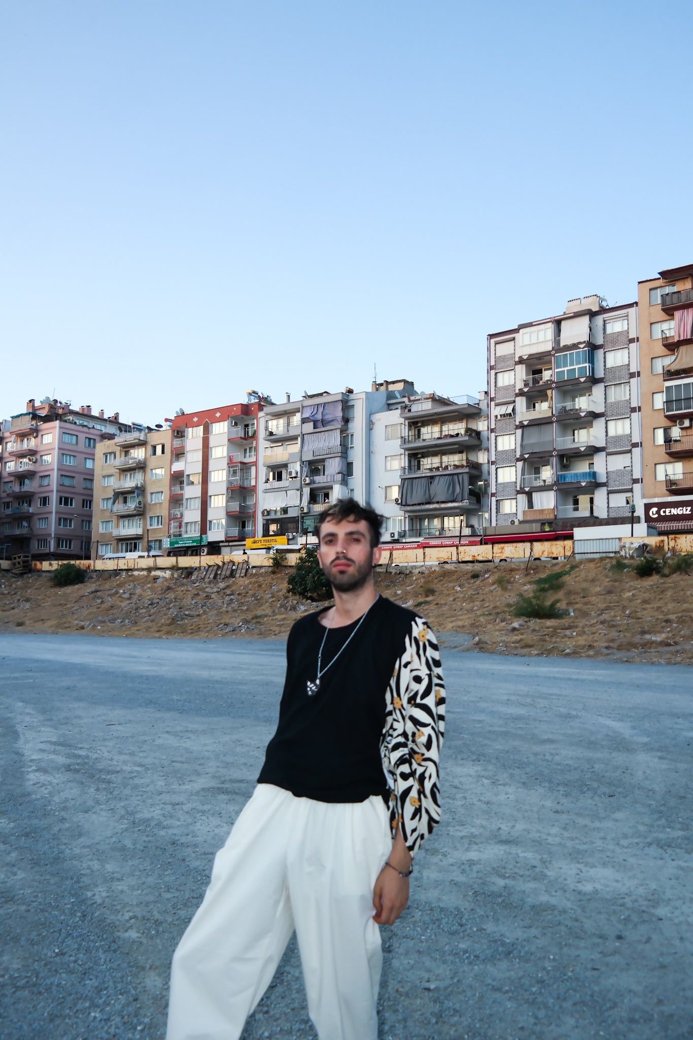 Bir kolu bağlamalı bandana detaylı tasarım t-shirt